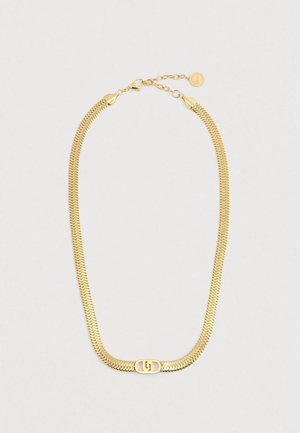 Guldtonet kæderekæde med et fiskebensdesign, der har en oval lås med logodetaljer og en lille forlængerkæde.