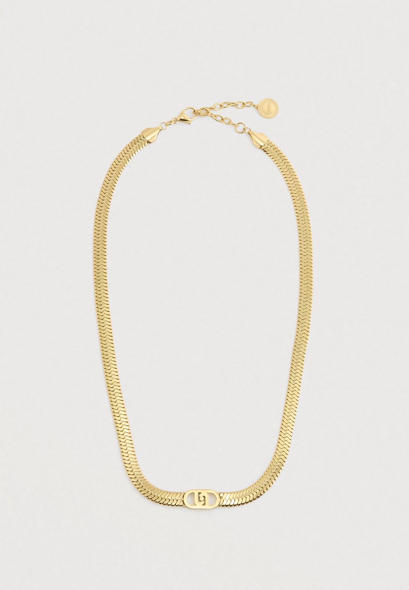 Guldtonet kæderekæde med et fiskebensdesign, der har en oval lås med logodetaljer og en lille forlængerkæde.