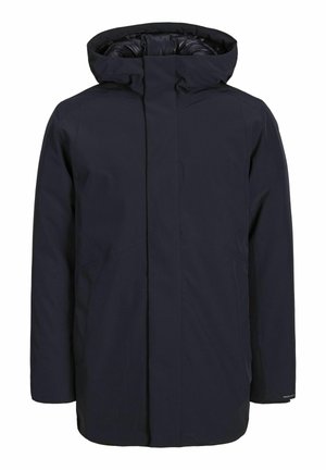 Parka impermeabilă de culoare bleumarin, cu guler înalt și glugă mare. Are un sistem de închidere cu fermoar frontal și buzunare laterale, fiind confecționată dintr-un material neted și durabil.