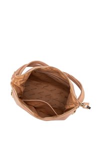 Sac à main en cuir marron avec une texture lisse, fermeture éclair et doublure intérieure de marque comprenant plusieurs compartiments.