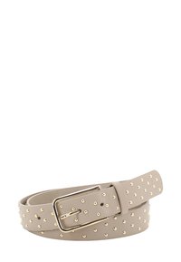 Hellbeige Leder-Gürtel mit gleichmäßig verteilten goldenen Nieten und goldener rechteckiger Schnalle, vor einem weißen Hintergrund aufgerollt.