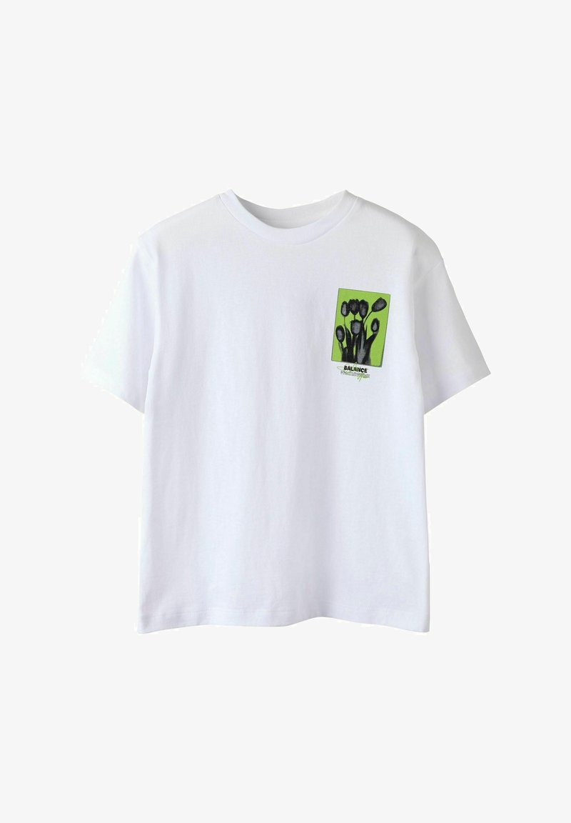 T-shirt en coton blanc avec un design de poche graphique verte aux motifs floraux noirs. Manches courtes et col rond. Coupe normale.
