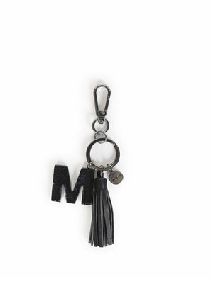 Portachiavi nero con una lettera "M" glitterata, un tassello in pelle nera e un attacco metallico con un ciondolo circolare.