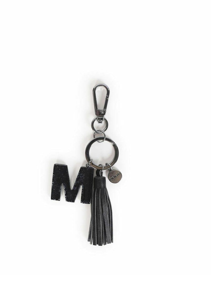 Portachiavi nero con una lettera "M" glitterata, un tassello in pelle nera e un attacco metallico con un ciondolo circolare.
