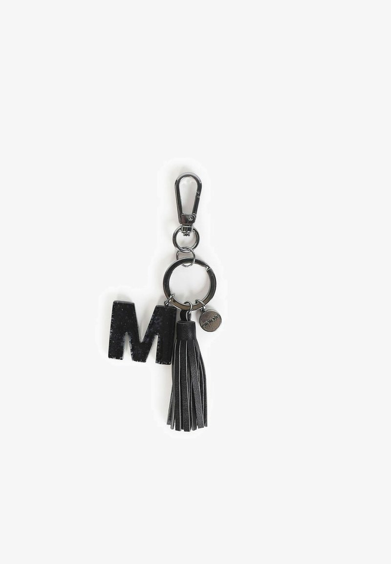 Sort nøglering med et glitrende bogstav "M", en sort lædertassel og en metalbeslag med en cirkulær charm.