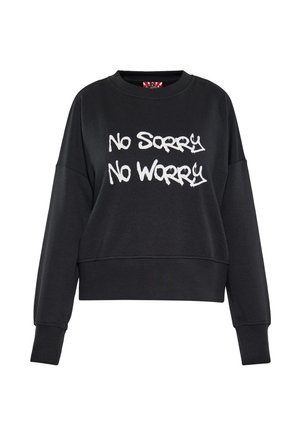 Sort sweatshirt med lange ærmer med hvid graffiti-stil tekst, der lyder "No Sorry No Worry" på fronten.