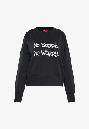 Czarna bluza z długim rękawem z białym tekstem w stylu graffiti „No Sorry No Worry” na przodzie.