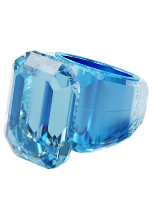 Grote gefacetteerde blauwe edelsteenring met een dikke, doorschijnende band in bijpassende blauwe tinten op een witte achtergrond.