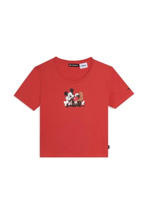 Camiseta de algodón roja con cuello redondo. Presenta un diseño impreso de Mickey Mouse y una ardilla, adornado con lentejuelas. Mangas cortas.