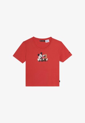 Camiseta de algodón roja con cuello redondo. Presenta un diseño impreso de Mickey Mouse y una ardilla, adornado con lentejuelas. Mangas cortas.