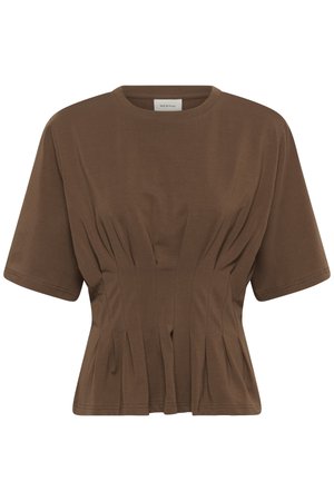 Brun kortermet skjorte med rynkede folder rundt midjen og en rund hals, vist på ensfarget hvit bakgrunn.