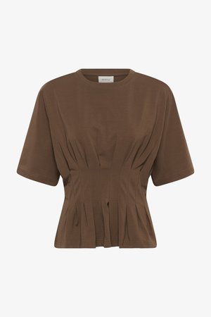 Brun kortermet skjorte med rynkede folder rundt midjen og en rund hals, vist på ensfarget hvit bakgrunn.
