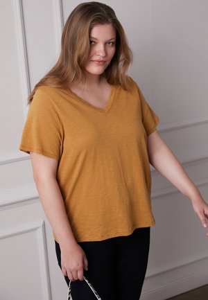 WHISPER SHOUT VNECK TEE - Basic T-shirt - sahara sand