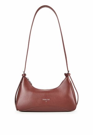 Piccola borsa a tracolla marrone in pelle con forma curva, tracolla lunga singola e chiusura con cerniera argentata.