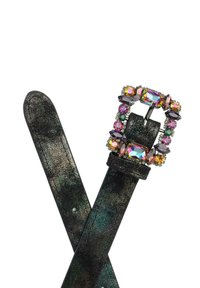 Zwarte glinsterende leren riem met een grote juwelen gesp die kleurrijke rhinestones in verschillende vormen bevat, waaronder rechthoekige en ovale.