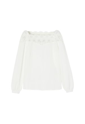 Balta off-shoulder bluzė su ilgomis rankovėmis, su nėriniuotiu bangos formos apdailos detaliu aplink kaklą. Lengvas audinys, lygus paviršius.