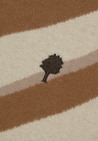 Tessuto lavorato a maglia marrone e crema con strisce orizzontali e un piccolo motivo ricamato di un albero nero. Texture morbida e sottile contrasto di colori.