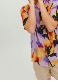 Camisa de botones de manga corta con un estampado de palmeras en púrpura, naranja y amarillo. Fabricada con una tela ligera y de ajuste relajado, con un cuello.