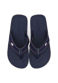 Tongs navy avec des bordures rouges et blanches contrastantes, dotées d'un semelle texturée et d'un petit logo d'ours sur la sangle.