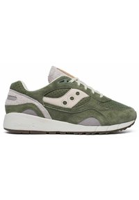 Groene suède sneakers met mesh accenten, een witte tussenzool en geperforeerde details. Voorzien van een gevoerde tong en een grijze rubberen loopzool.