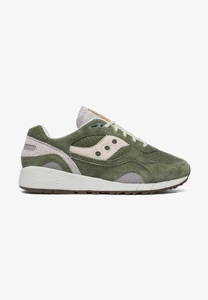Grüne Wildledersneaker mit Mesh-Details, einer weißen Zwischensohle und perforierten Akzenten. Verfügt über eine gepolsterte Zunge und eine graue Gummisohle.