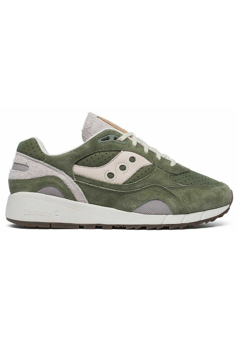 Groene suède sneakers met mesh accenten, een witte tussenzool en geperforeerde details. Voorzien van een gevoerde tong en een grijze rubberen loopzool.