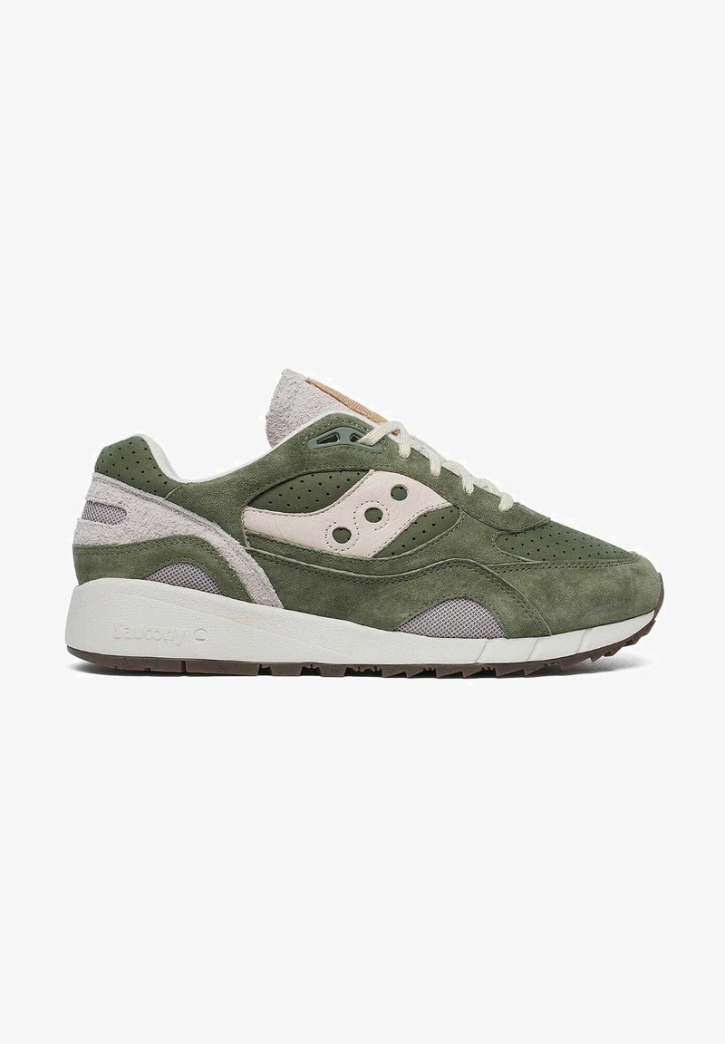 Groene suède sneakers met mesh accenten, een witte tussenzool en geperforeerde details. Voorzien van een gevoerde tong en een grijze rubberen loopzool.