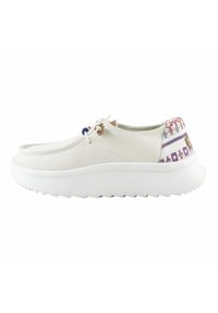 Scarpa slip-on bianca in tela con suola spessa bianca e dettaglio decorativo sul tallone. Presenta un cordino di regolazione per una vestibilità sicura.