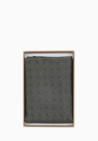 Katoenen pochet in donker groen, met een subtiel paisley-patroon in marineblauw en bordeaux, gepresenteerd in een vierkante gouden doos.