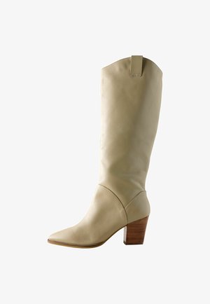 Burgundy usnjeni škornji do kolen s koničastim nosom in lesenim blokastim peto. Imajo gladko teksturo in zanko na vrhu za lažje obuvanje.