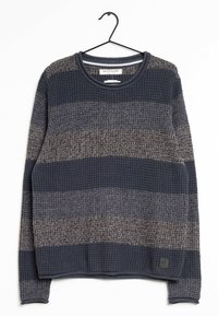 Neulottu neulepaita merensinisenä ja harmaana raidallisena. Siinä on pyöreä kaula-aukko, kuvioitu kangas ja pieni logoplässi alareunan vasemmassa kulmassa.