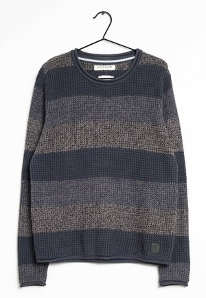 Gestrickter Pullover in Marineblau und Graustreifen. Verfügt über einen runden Halsausschnitt, strukturierte Stoffoberfläche und einen kleinen Logoaufnäher unten links.