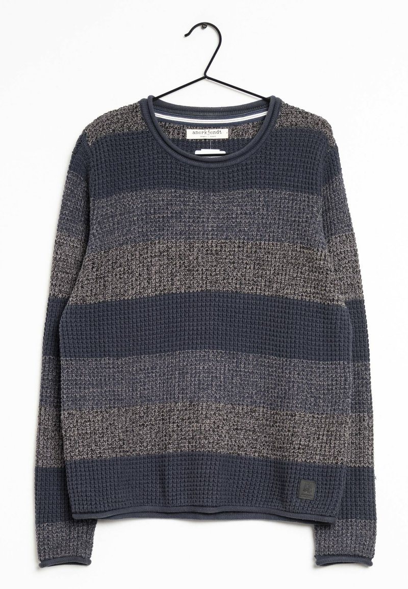 Neulottu neulepaita merensinisenä ja harmaana raidallisena. Siinä on pyöreä kaula-aukko, kuvioitu kangas ja pieni logoplässi alareunan vasemmassa kulmassa.