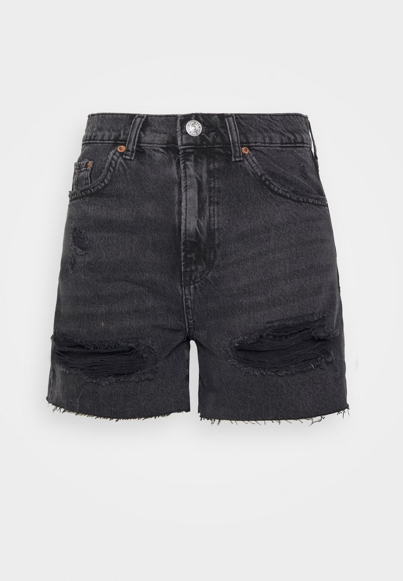Svarta denimshorts med hög midja, fransar i fållen och slitna detaljer fram. De har två fickor och en knappstängning.