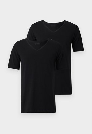 Dos camisetas negras sencillas de manga corta y cuello en V, una superpuesta ligeramente detrás de la otra, sobre un fondo blanco.