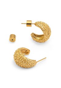 Boucles d'oreilles en or en forme de créole avec une surface texturée, ornées de petits accents sphériques, fixées par un clou et un dos amovible.