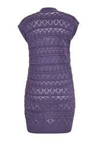 Tunic�ă tricotată fără mâneci de culoare mov, cu un model texturat de lucrătură deschisă, având dungi orizontale și un decolteu rotund.