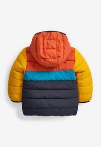 Farverig pufferjakke med en orange hætte, gule ærmer og en vandret blå stribe, med en marineblå hoveddel og quiltet tekstur.