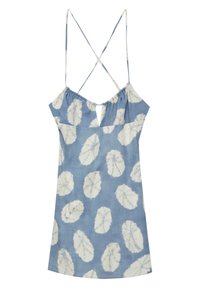 Haut sans manches bleu clair avec des bretelles croisées, présentant un motif de feuilles en blanc. Texture lisse avec un léger froncé au niveau du col.