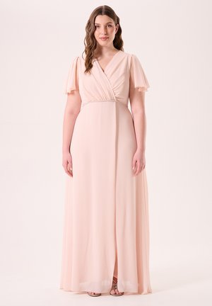 Lange, pastelroze jurk van vloeiende stof met korte pofmouwen, een V-halslijn en een subtiele tailleafwerking.