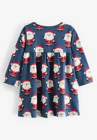 Modré dětské šaty s dlouhým rukávem, s nařaseným pasem a opakujícím se vzorem usmívajících se figurek Santa Clause v červených oblecích a kloboucích.