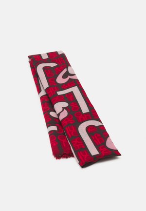 Złożony prostokątny szal z czerwoną bazą i dużymi abstrakcyjnymi różowymi i czarnymi geometrycznymi oraz sercowatymi wzorami.