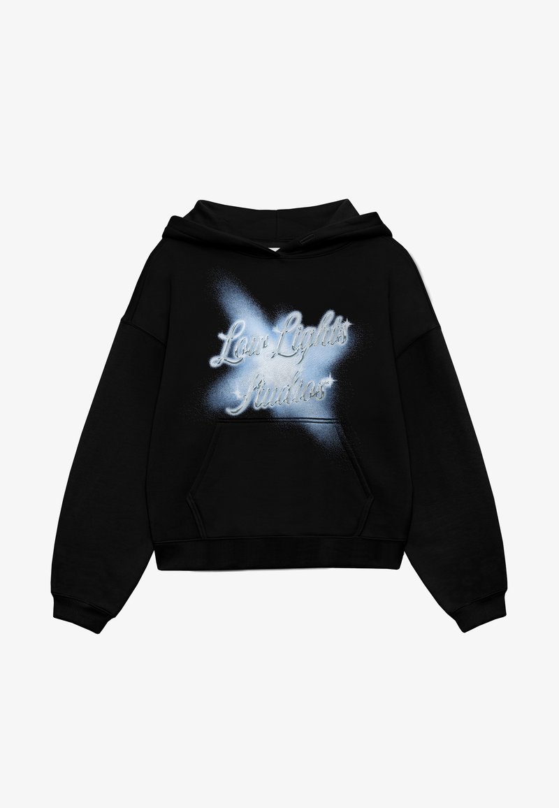 Sweat à capuche court noir avec poche kangourou devant et motif étoile bleue avec texte blanc en cursive "Low Lights Mindless" sur la poitrine.
