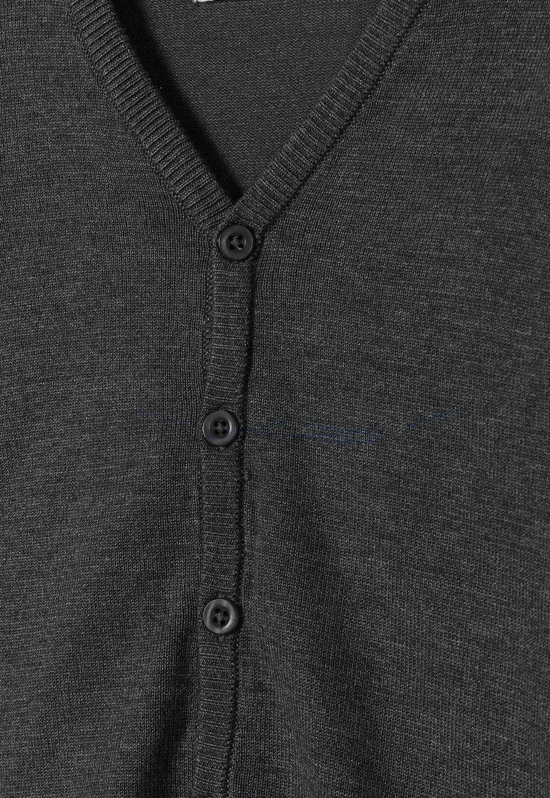 Cardigan grigio realizzato in tessuto morbido, presenta un collo a V, bordi a coste e quattro bottoni neri sul davanti, evidenziando un design snello.