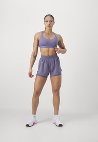 Nike Performance INDY BRA - Sports-BH-er med mye støtte - purple