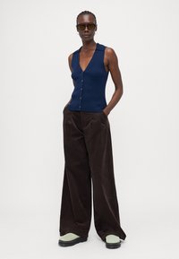 ONLY Tall ONLSVEA NESSA CORD WIDE  - Trousers - seal brown