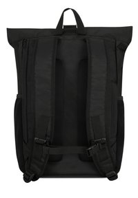 Zaino roll-top nero realizzato in tessuto resistente. Presenta spallacci regolabili, tasche laterali e una maniglia superiore robusta per una facile presa.