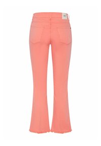 Roze uitlopende jeans met een onafgewerkte zoom, voorzien van twee achterzakken en een merklabel op de tailleband. Zachte katoenen stof met een smooth texture.