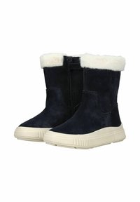 Botas de tobillo de ante azul oscuro con un cuello de piel sintética blanca, que cuentan con una cremallera lateral y una suela de goma beige texturizada.