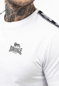 Lonsdale NORMALE PASSFORM BRINDISTER - Apdrukāts T-krekls - white black